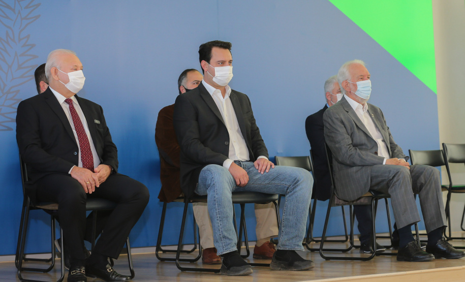 O governador Carlos Massa Ratinho Junior entrega   nesta terca-feira (23),  Vans para 45 municípios  no Programa de Qualificação da Atenção Primária emSaúde acompanhado do  vice-governador Darci Piana, do secretarrio de Estado da Saude, Beto Preto, do Secretaria de Estado da Administração e Previdência, Marcel Micheletto   e do chefe da Casa Civil, Guto Silva.  Curitiba, 23/02/2021. Foto: Geraldo Bubniak/AEN