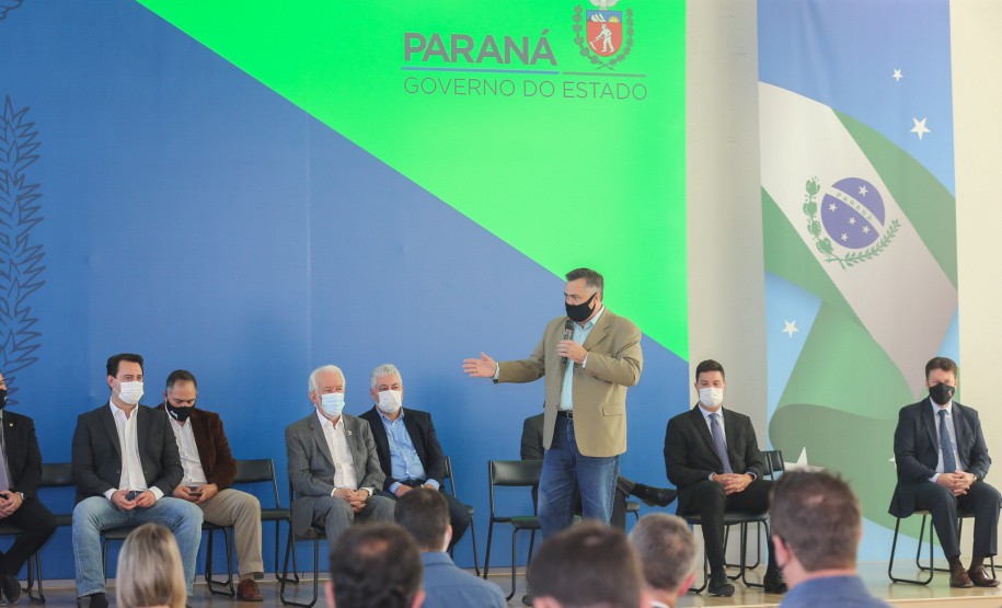O governador Carlos Massa Ratinho Junior entrega   nesta terca-feira (23),  Vans para 45 municípios  no Programa de Qualificação da Atenção Primária emSaúde acompanhado do  vice-governador Darci Piana, do secretarrio de Estado da Saude, Beto Preto, do Secretaria de Estado da Administração e Previdência, Marcel Micheletto   e do chefe da Casa Civil, Guto Silva.  Curitiba, 23/02/2021. Foto: Geraldo Bubniak/AEN