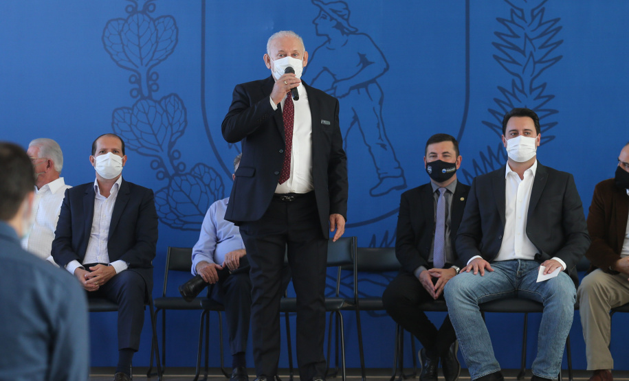 O governador Carlos Massa Ratinho Junior entrega   nesta terca-feira (23),  Vans para 45 municípios  no Programa de Qualificação da Atenção Primária emSaúde acompanhado do  vice-governador Darci Piana, do secretarrio de Estado da Saude, Beto Preto, do Secretaria de Estado da Administração e Previdência, Marcel Micheletto   e do chefe da Casa Civil, Guto Silva.  Curitiba, 23/02/2021. Foto: Geraldo Bubniak/AEN