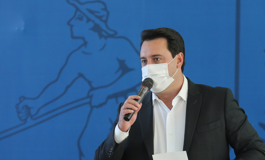 O governador Carlos Massa Ratinho Junior entrega   nesta terca-feira (23),  Vans para 45 municípios  no Programa de Qualificação da Atenção Primária emSaúde acompanhado do  vice-governador Darci Piana, do secretarrio de Estado da Saude, Beto Preto, do Secretaria de Estado da Administração e Previdência, Marcel Micheletto   e do chefe da Casa Civil, Guto Silva.  Curitiba, 23/02/2021. Foto: Geraldo Bubniak/AEN