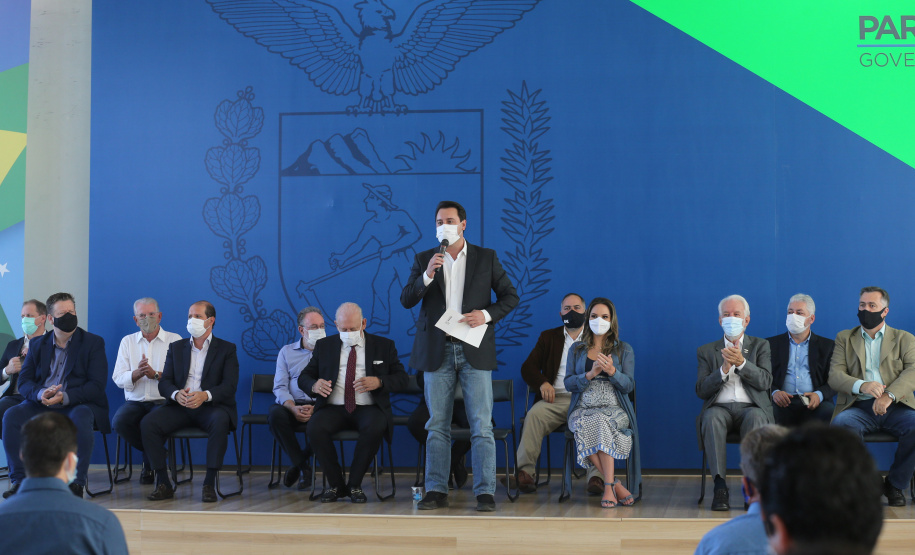 O governador Carlos Massa Ratinho Junior entrega   nesta terca-feira (23),  Vans para 45 municípios  no Programa de Qualificação da Atenção Primária emSaúde acompanhado do  vice-governador Darci Piana, do secretarrio de Estado da Saude, Beto Preto, do Secretaria de Estado da Administração e Previdência, Marcel Micheletto   e do chefe da Casa Civil, Guto Silva.  Curitiba, 23/02/2021. Foto: Geraldo Bubniak/AEN