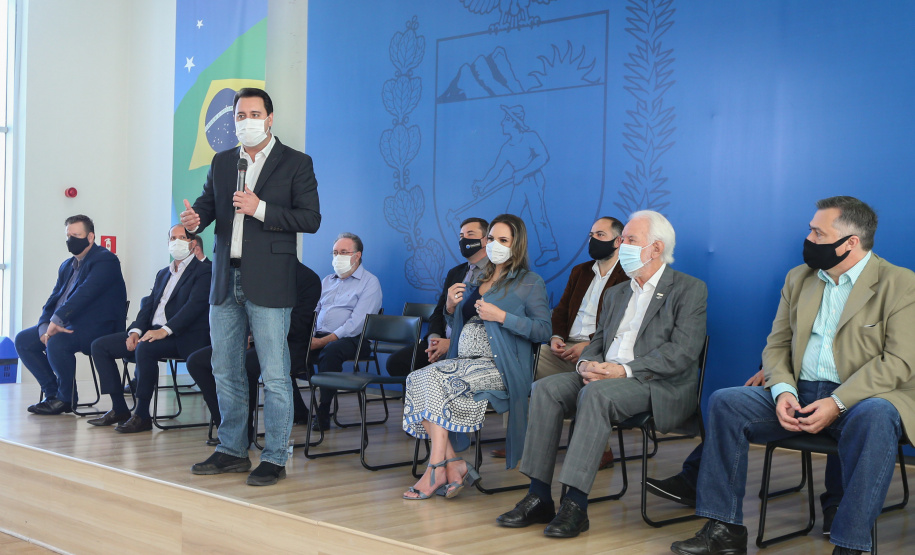 O governador Carlos Massa Ratinho Junior entrega   nesta terca-feira (23),  Vans para 45 municípios  no Programa de Qualificação da Atenção Primária emSaúde acompanhado do  vice-governador Darci Piana, do secretarrio de Estado da Saude, Beto Preto, do Secretaria de Estado da Administração e Previdência, Marcel Micheletto   e do chefe da Casa Civil, Guto Silva.  Curitiba, 23/02/2021. Foto: Geraldo Bubniak/AEN