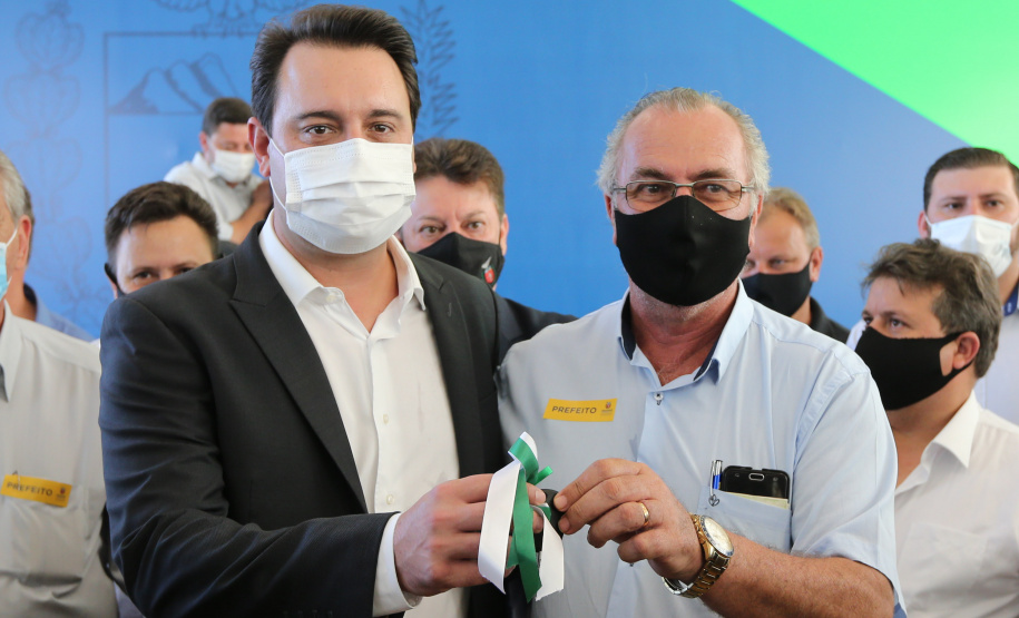 O governador Carlos Massa Ratinho Junior entrega   nesta terca-feira (23),  Vans para 45 municípios  no Programa de Qualificação da Atenção Primária emSaúde acompanhado do  vice-governador Darci Piana, do secretarrio de Estado da Saude, Beto Preto, do Secretaria de Estado da Administração e Previdência, Marcel Micheletto   e do chefe da Casa Civil, Guto Silva.  Curitiba, 23/02/2021. Foto: Geraldo Bubniak/AEN