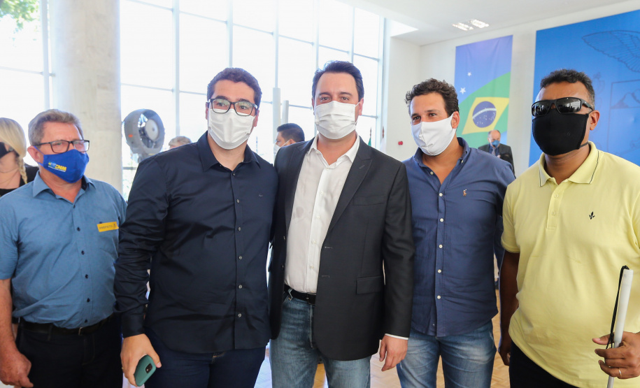 O governador Carlos Massa Ratinho Junior entrega   nesta terca-feira (23),  Vans para 45 municípios  no Programa de Qualificação da Atenção Primária emSaúde acompanhado do  vice-governador Darci Piana, do secretarrio de Estado da Saude, Beto Preto, do Secretaria de Estado da Administração e Previdência, Marcel Micheletto   e do chefe da Casa Civil, Guto Silva.  Curitiba, 23/02/2021. Foto: Geraldo Bubniak/AEN