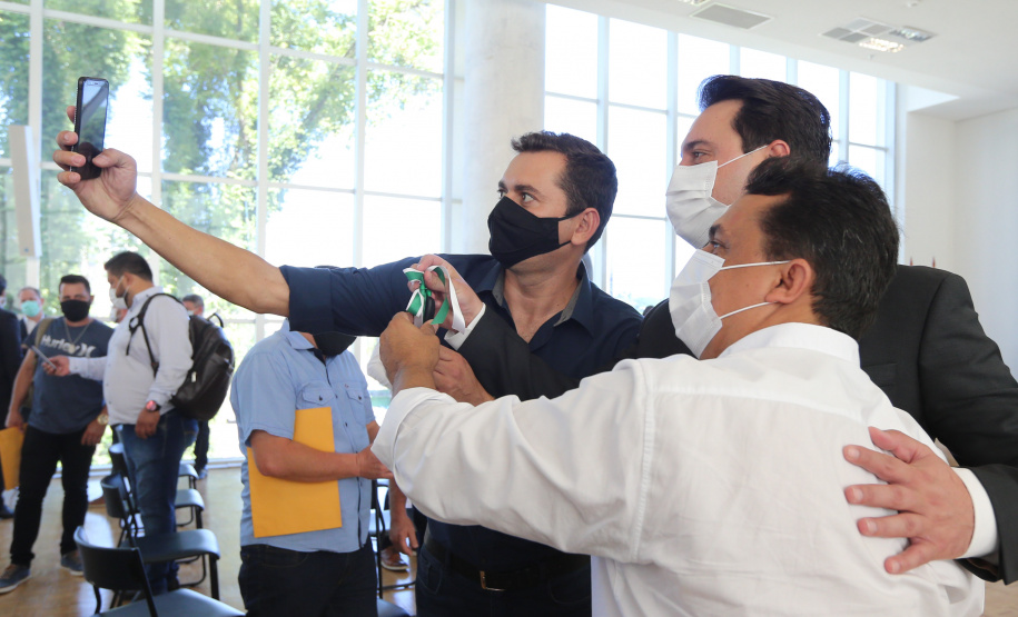 O governador Carlos Massa Ratinho Junior entrega   nesta terca-feira (23),  Vans para 45 municípios  no Programa de Qualificação da Atenção Primária emSaúde acompanhado do  vice-governador Darci Piana, do secretarrio de Estado da Saude, Beto Preto, do Secretaria de Estado da Administração e Previdência, Marcel Micheletto   e do chefe da Casa Civil, Guto Silva.  Curitiba, 23/02/2021. Foto: Geraldo Bubniak/AEN