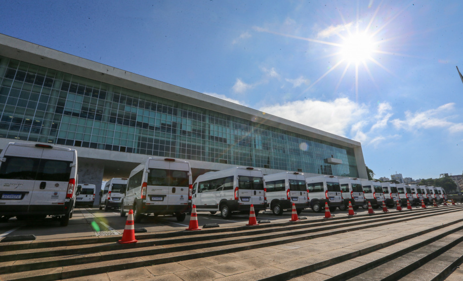 O governador Carlos Massa Ratinho Junior entrega   nesta terca-feira (23),  Vans para 45 municípios  no Programa de Qualificação da Atenção Primária emSaúde acompanhado do  vice-governador Darci Piana, do secretarrio de Estado da Saude, Beto Preto, do Secretaria de Estado da Administração e Previdência, Marcel Micheletto   e do chefe da Casa Civil, Guto Silva.  Curitiba, 23/02/2021. Foto: Geraldo Bubniak/AEN