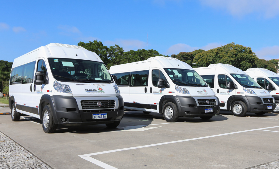 O governador Carlos Massa Ratinho Junior entrega   nesta terca-feira (23),  Vans para 45 municípios  no Programa de Qualificação da Atenção Primária emSaúde acompanhado do  vice-governador Darci Piana, do secretarrio de Estado da Saude, Beto Preto, do Secretaria de Estado da Administração e Previdência, Marcel Micheletto   e do chefe da Casa Civil, Guto Silva.  Curitiba, 23/02/2021. Foto: Geraldo Bubniak/AEN
