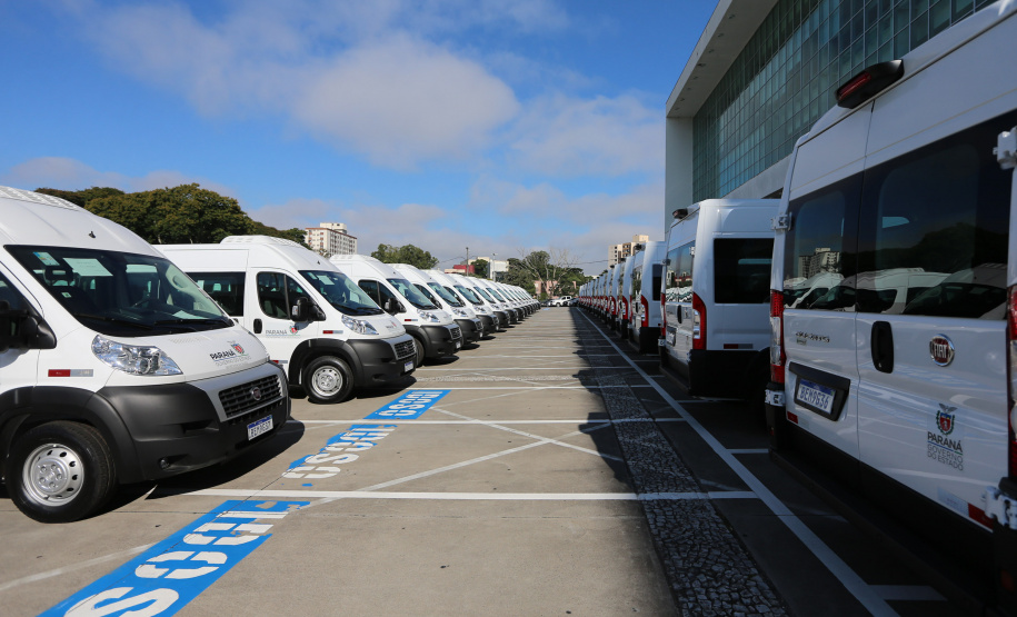 O governador Carlos Massa Ratinho Junior entrega   nesta terca-feira (23),  Vans para 45 municípios  no Programa de Qualificação da Atenção Primária emSaúde acompanhado do  vice-governador Darci Piana, do secretarrio de Estado da Saude, Beto Preto, do Secretaria de Estado da Administração e Previdência, Marcel Micheletto   e do chefe da Casa Civil, Guto Silva.  Curitiba, 23/02/2021. Foto: Geraldo Bubniak/AEN