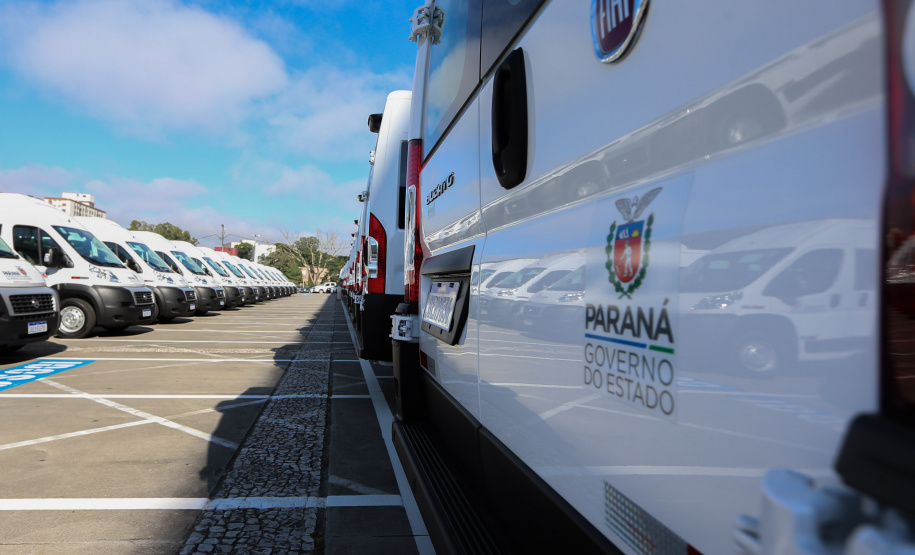O governador Carlos Massa Ratinho Junior entrega   nesta terca-feira (23),  Vans para 45 municípios  no Programa de Qualificação da Atenção Primária emSaúde acompanhado do  vice-governador Darci Piana, do secretarrio de Estado da Saude, Beto Preto, do Secretaria de Estado da Administração e Previdência, Marcel Micheletto   e do chefe da Casa Civil, Guto Silva.  Curitiba, 23/02/2021. Foto: Geraldo Bubniak/AEN
