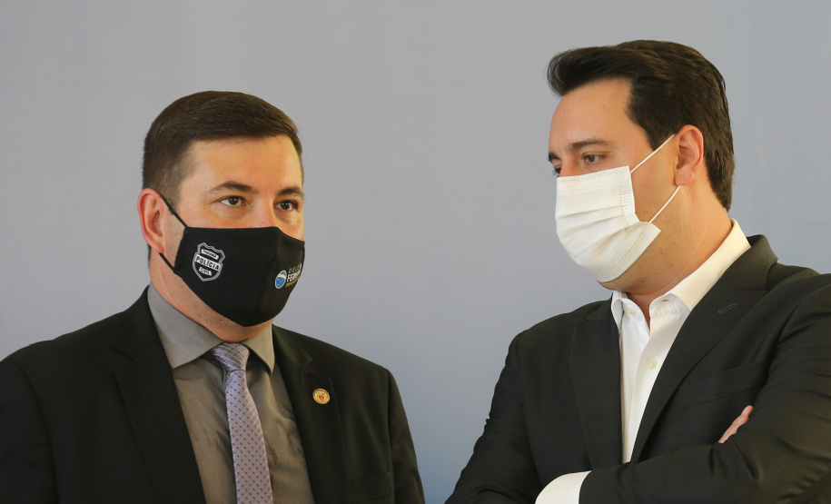 O governador Carlos Massa Ratinho Junior entrega   nesta terca-feira (23),  Vans para 45 municípios  no Programa de Qualificação da Atenção Primária emSaúde acompanhado do  vice-governador Darci Piana, do secretarrio de Estado da Saude, Beto Preto, do Secretaria de Estado da Administração e Previdência, Marcel Micheletto   e do chefe da Casa Civil, Guto Silva.  Curitiba, 23/02/2021. Foto: Geraldo Bubniak/AEN