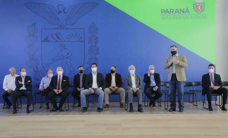 Governador Carlos Massa Ratinho Junior entrega nesta terca-feira (23),  Vans para 45 municípios  no Programa de Qualificação da Atenção Primária emSaúde . -  Curitiba, 23/02/2021. Foto: Jonathan Campos/AEN