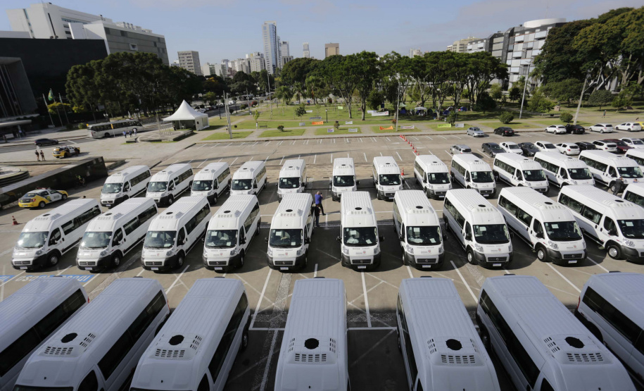 Governador Carlos Massa Ratinho Junior entrega nesta terca-feira (23),  Vans para 45 municípios  no Programa de Qualificação da Atenção Primária emSaúde . -  Curitiba, 23/02/2021. Foto: Jonathan Campos/AEN