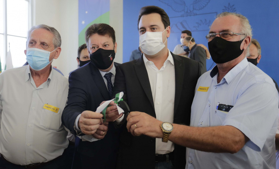 Governador Carlos Massa Ratinho Junior entrega nesta terca-feira (23),  Vans para 45 municípios  no Programa de Qualificação da Atenção Primária emSaúde . -  Curitiba, 23/02/2021. Foto: Jonathan Campos/AEN