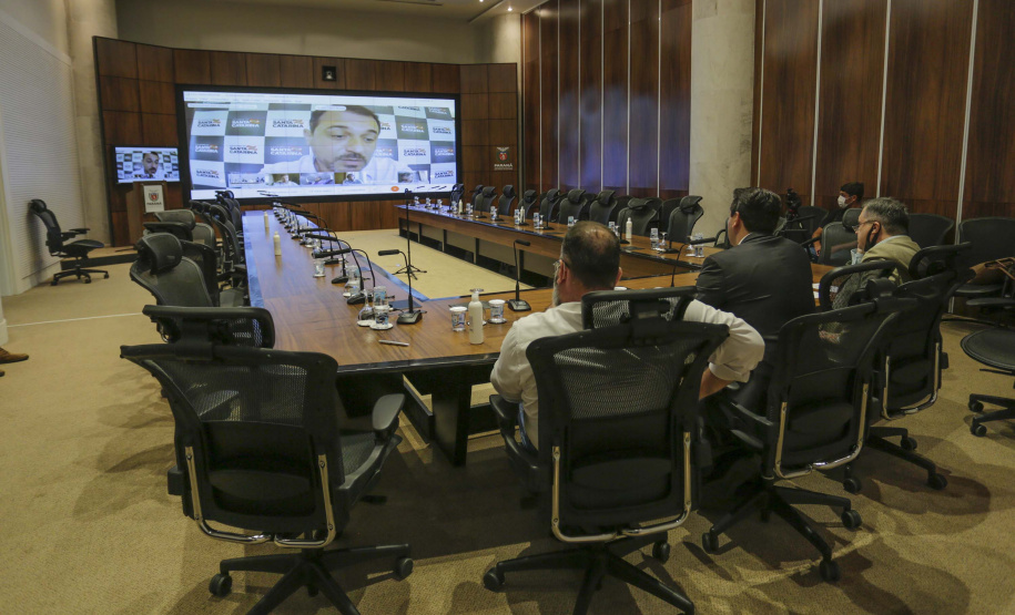 Governador Carlos Massa Ratinho Junior participa de reunião por vídeo conferência com os governadores de Santa Catarina, Carlos Moisés e do Rio Grande do Sul, Eduardo Leite  -  Curitiba, 23/02/2021  -  Foto: Jonathan Campos/AEN