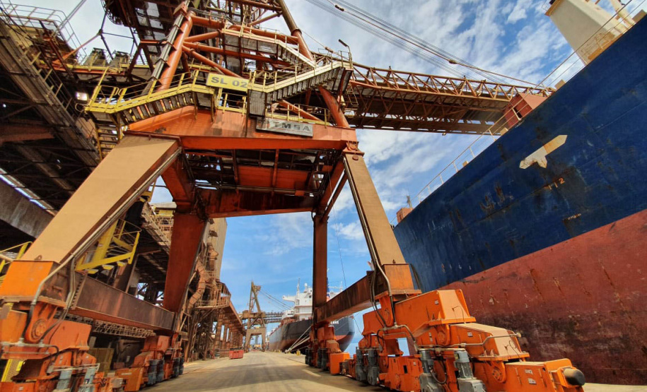 O movimento de caminhões que descarregam o produto nos terminais paranaenses se intensifica e deve chegar aos 2 mil veículos por dia, a partir da primeira semana de março. A expectativa é receber cerca de 2 milhões de toneladas no mês. - paranaguá, 23/02/2021 - Foto: Claudio Neves/Portos do Paraná