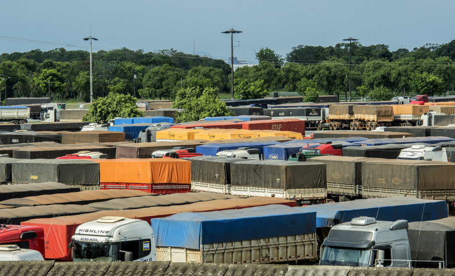 O movimento de caminhões que descarregam o produto nos terminais paranaenses se intensifica e deve chegar aos 2 mil veículos por dia, a partir da primeira semana de março. A expectativa é receber cerca de 2 milhões de toneladas no mês. - paranaguá, 23/02/2021 - Foto: Claudio Neves/Portos do Paraná