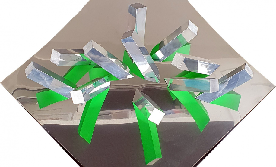 A exposição “Yutaka Toyota – O Ritmo do Espaço”, que está em cartaz na Sala 4 do Museu Oscar Niemeyer (MON), poderá ser vista até este domingo (28). Escultor, pintor, desenhista, gravador e cenógrafo, o artista é também um dos pioneiros do movimento cinético internacional e da arte interativa. -  Foto: Divulgação MON