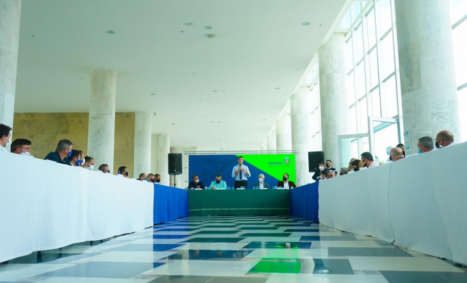 Encontro promovido pelo Governo do Estado contou com a participação dos deputados estaduais que representam a região. Reunião também abordou a retomada da economia e a contenção do novo coronavírus.