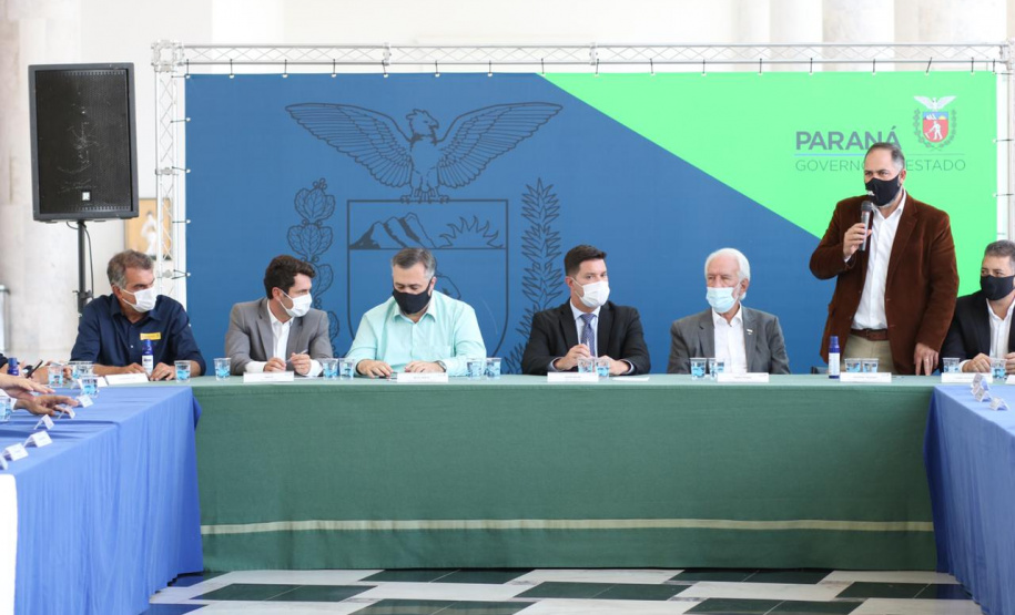 Encontro promovido pelo Governo do Estado contou com a participação dos deputados estaduais que representam a região. Reunião também abordou a retomada da economia e a contenção do novo coronavírus.