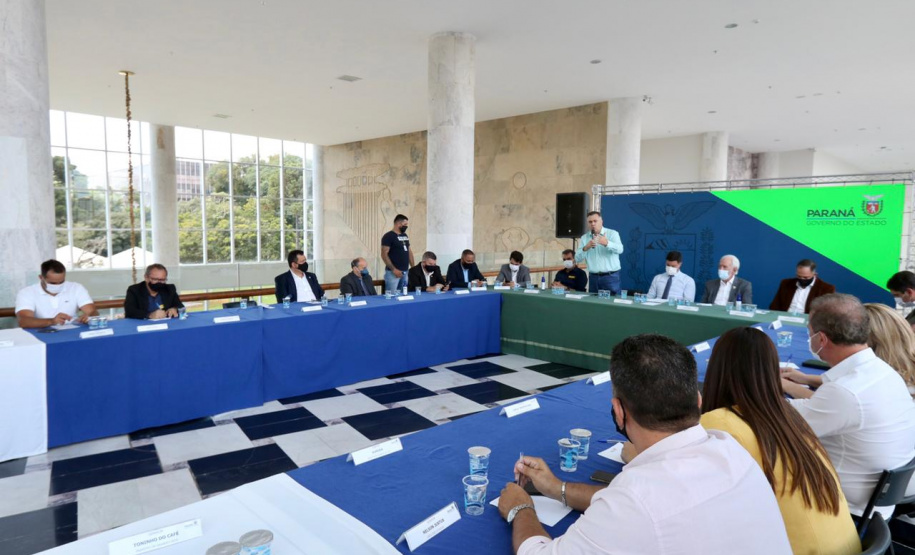 Encontro promovido pelo Governo do Estado contou com a participação dos deputados estaduais que representam a região. Reunião também abordou a retomada da economia e a contenção do novo coronavírus.