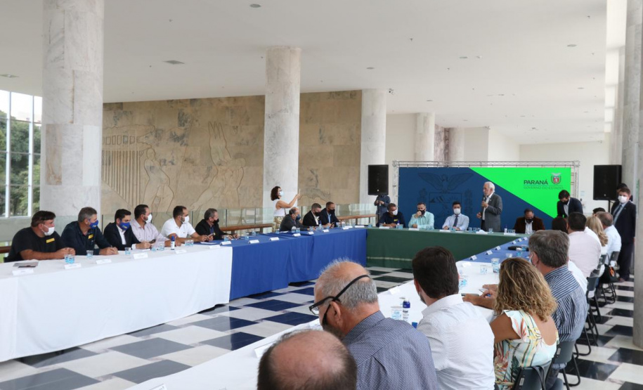 Encontro promovido pelo Governo do Estado contou com a participação dos deputados estaduais que representam a região. Reunião também abordou a retomada da economia e a contenção do novo coronavírus.