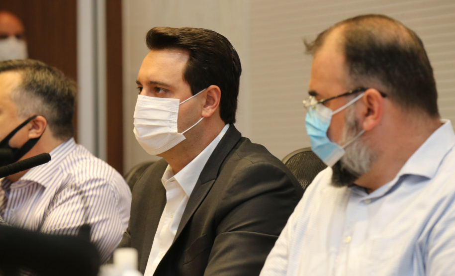 O governador Carlos Massa Ratinho Junior participa   nesta quarta-feira (24), da reuniao do Conselho de Secretarias Municipais de Saúde do Paraná (Cosems-PR ) acompanhado com o Secretario de Estado da Saude, Beto Preto e do Secretario de Estado da Comunicação e da Cultura,   João Evaristo Debiasi  Curitiba, 24/02/2021. Foto: Geraldo Bubniak/AEN