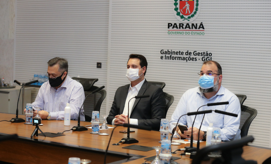 O governador Carlos Massa Ratinho Junior participa   nesta quarta-feira (24), da reuniao do Conselho de Secretarias Municipais de Saúde do Paraná (Cosems-PR ) acompanhado com o Secretario de Estado da Saude, Beto Preto e do Secretario de Estado da Comunicação e da Cultura,   João Evaristo Debiasi  Curitiba, 24/02/2021. Foto: Geraldo Bubniak/AEN