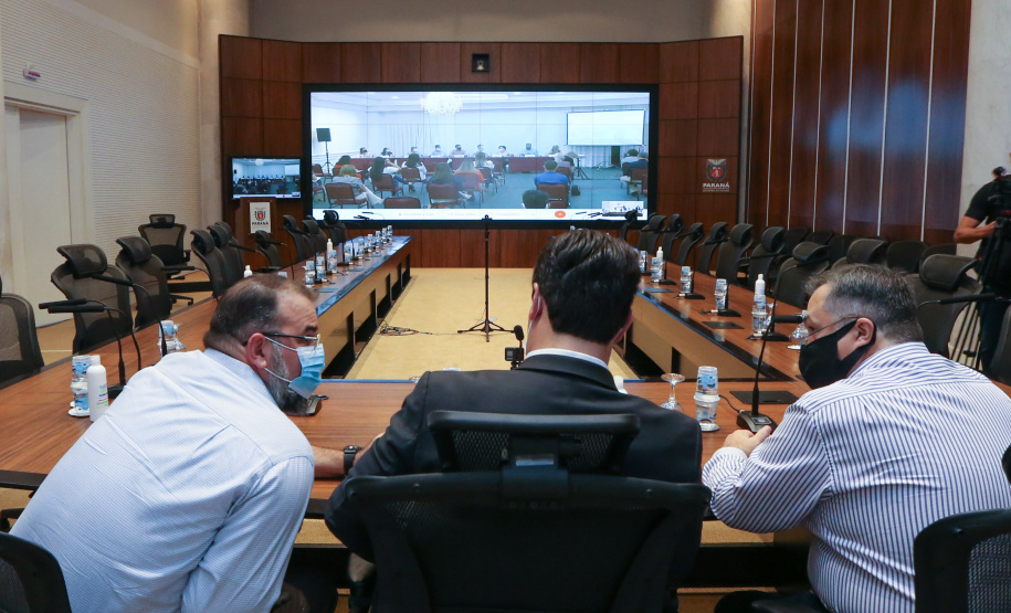 O governador Carlos Massa Ratinho Junior participa   nesta quarta-feira (24), da reuniao do Conselho de Secretarias Municipais de Saúde do Paraná (Cosems-PR ) acompanhado com o Secretario de Estado da Saude, Beto Preto e do Secretario de Estado da Comunicação e da Cultura,   João Evaristo Debiasi  Curitiba, 24/02/2021. Foto: Geraldo Bubniak/AEN