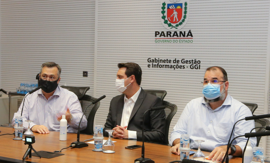 O governador Carlos Massa Ratinho Junior participa   nesta quarta-feira (24), da reuniao do Conselho de Secretarias Municipais de Saúde do Paraná (Cosems-PR ) acompanhado com o Secretario de Estado da Saude, Beto Preto e do Secretario de Estado da Comunicação e da Cultura,   João Evaristo Debiasi  Curitiba, 24/02/2021. Foto: Geraldo Bubniak/AEN