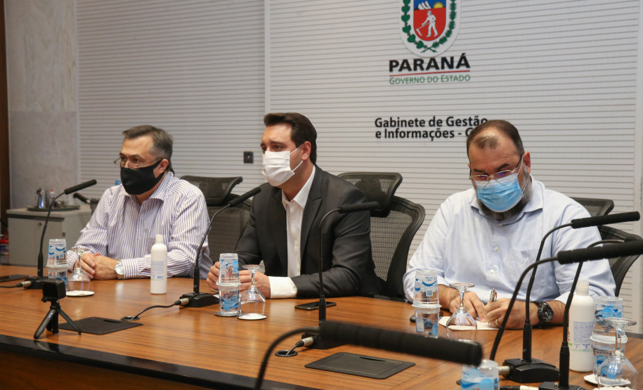 O governador Carlos Massa Ratinho Junior participa   nesta quarta-feira (24), da reuniao do Conselho de Secretarias Municipais de Saúde do Paraná (Cosems-PR ) acompanhado com o Secretario de Estado da Saude, Beto Preto e do Secretario de Estado da Comunicação e da Cultura,   João Evaristo Debiasi  Curitiba, 24/02/2021. Foto: Geraldo Bubniak/AEN