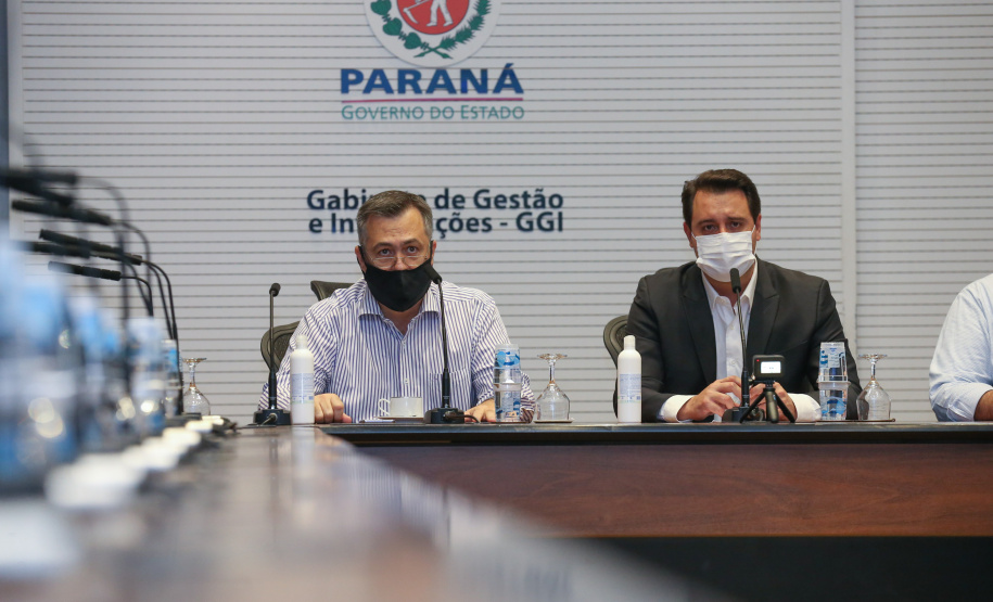O governador Carlos Massa Ratinho Junior participa   nesta quarta-feira (24), da reuniao do Conselho de Secretarias Municipais de Saúde do Paraná (Cosems-PR ) acompanhado com o Secretario de Estado da Saude, Beto Preto e do Secretario de Estado da Comunicação e da Cultura,   João Evaristo Debiasi  Curitiba, 24/02/2021. Foto: Geraldo Bubniak/AEN