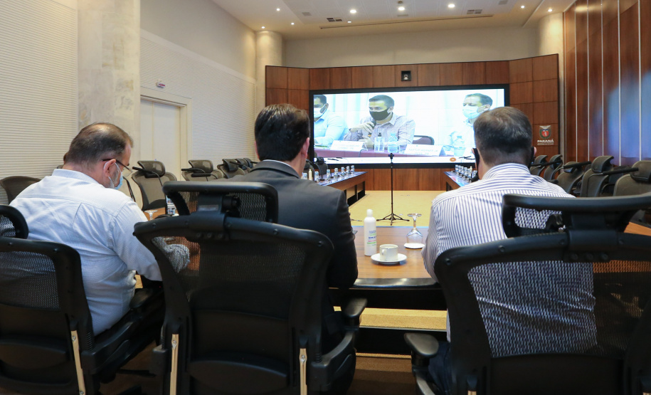 O governador Carlos Massa Ratinho Junior participa   nesta quarta-feira (24), da reuniao do Conselho de Secretarias Municipais de Saúde do Paraná (Cosems-PR ) acompanhado com o Secretario de Estado da Saude, Beto Preto e do Secretario de Estado da Comunicação e da Cultura,   João Evaristo Debiasi  Curitiba, 24/02/2021. Foto: Geraldo Bubniak/AEN