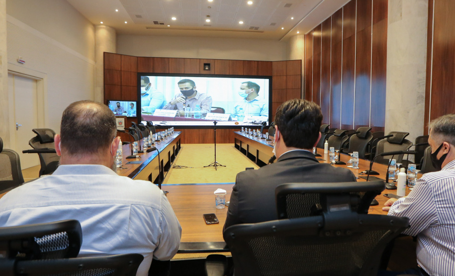 O governador Carlos Massa Ratinho Junior participa   nesta quarta-feira (24), da reuniao do Conselho de Secretarias Municipais de Saúde do Paraná (Cosems-PR ) acompanhado com o Secretario de Estado da Saude, Beto Preto e do Secretario de Estado da Comunicação e da Cultura,   João Evaristo Debiasi  Curitiba, 24/02/2021. Foto: Geraldo Bubniak/AEN