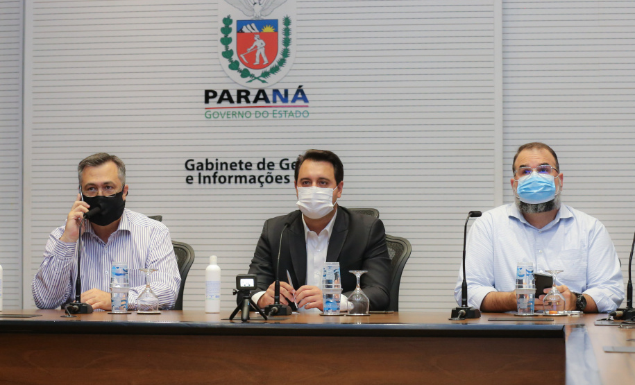 O governador Carlos Massa Ratinho Junior participa   nesta quarta-feira (24), da reuniao do Conselho de Secretarias Municipais de Saúde do Paraná (Cosems-PR ) acompanhado com o Secretario de Estado da Saude, Beto Preto e do Secretario de Estado da Comunicação e da Cultura,   João Evaristo Debiasi  Curitiba, 24/02/2021. Foto: Geraldo Bubniak/AEN