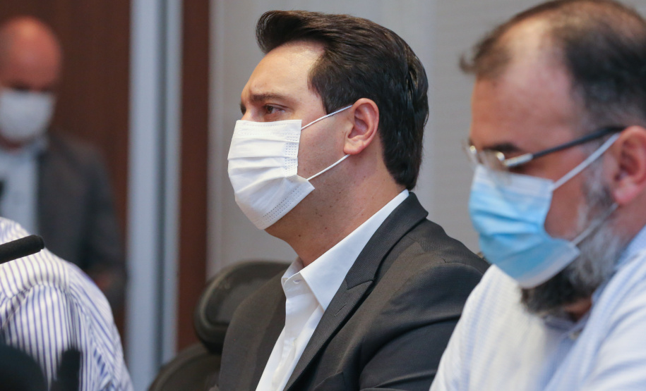 O governador Carlos Massa Ratinho Junior participa   nesta quarta-feira (24), da reuniao do Conselho de Secretarias Municipais de Saúde do Paraná (Cosems-PR ) acompanhado com o Secretario de Estado da Saude, Beto Preto e do Secretario de Estado da Comunicação e da Cultura,   João Evaristo Debiasi  Curitiba, 24/02/2021. Foto: Geraldo Bubniak/AEN