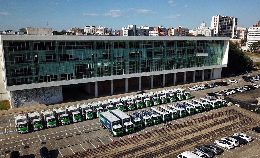 O governador Carlos Massa Ratinho Junior entregou nesta quarta-feira (24) 29 veículos para ações de sustentabilidade em 27 municípios paranaenses, além de um caminhão-pipa para uso exclusivo da Defesa Civil do Paraná. São ao todo 11 caminhões-pipa, 17 caminhões compactadores de lixo e dois caminhões de coleta seletiva. -  Curitiba, 24/02/2021  -  Foto: José Fernando Ogura/AEN