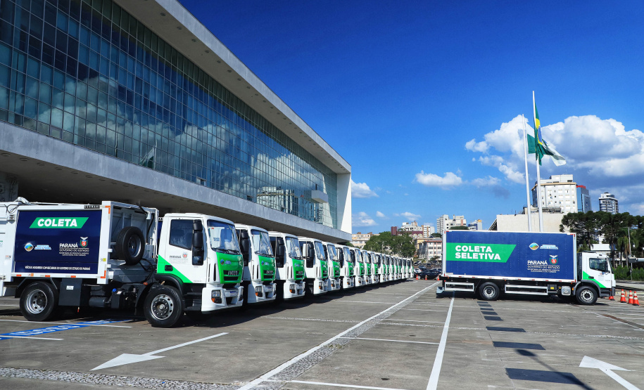 O governador Carlos Massa Ratinho Junior entregou nesta quarta-feira (24) 29 veículos para ações de sustentabilidade em 27 municípios paranaenses, além de um caminhão-pipa para uso exclusivo da Defesa Civil do Paraná. São ao todo 11 caminhões-pipa, 17 caminhões compactadores de lixo e dois caminhões de coleta seletiva. -  Curitiba, 24/02/2021  -  Foto: José Fernando Ogura/AEN