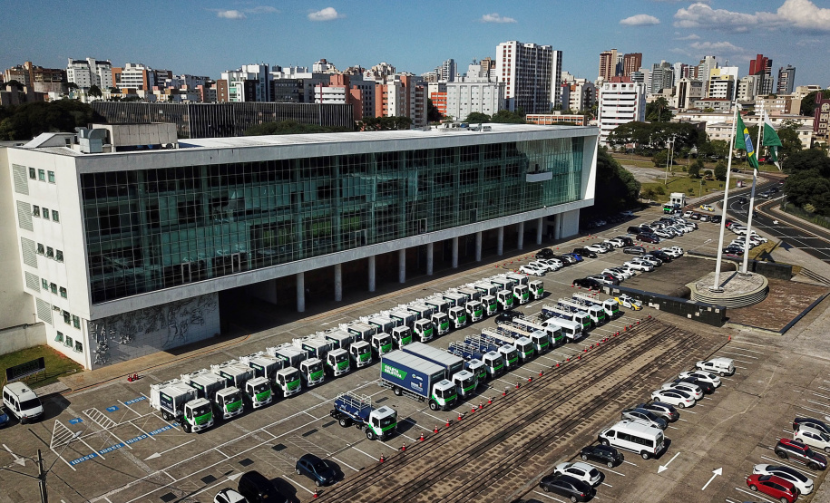 O governador Carlos Massa Ratinho Junior entregou nesta quarta-feira (24) 29 veículos para ações de sustentabilidade em 27 municípios paranaenses, além de um caminhão-pipa para uso exclusivo da Defesa Civil do Paraná. São ao todo 11 caminhões-pipa, 17 caminhões compactadores de lixo e dois caminhões de coleta seletiva. -  Curitiba, 24/02/2021  -  Foto: José Fernando Ogura/AEN