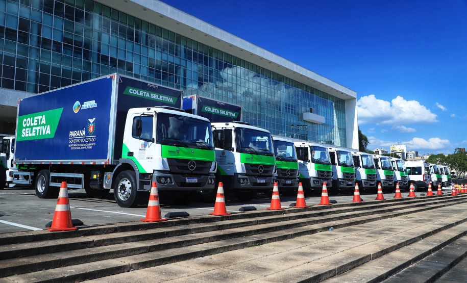 O governador Carlos Massa Ratinho Junior entregou nesta quarta-feira (24) 29 veículos para ações de sustentabilidade em 27 municípios paranaenses, além de um caminhão-pipa para uso exclusivo da Defesa Civil do Paraná. São ao todo 11 caminhões-pipa, 17 caminhões compactadores de lixo e dois caminhões de coleta seletiva. -  Curitiba, 24/02/2021  -  Foto: José Fernando Ogura/AEN