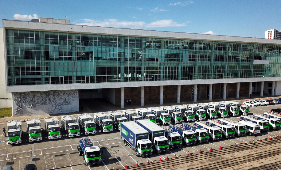 O governador Carlos Massa Ratinho Junior entregou nesta quarta-feira (24) 29 veículos para ações de sustentabilidade em 27 municípios paranaenses, além de um caminhão-pipa para uso exclusivo da Defesa Civil do Paraná. São ao todo 11 caminhões-pipa, 17 caminhões compactadores de lixo e dois caminhões de coleta seletiva. -  Curitiba, 24/02/2021  -  Foto: José Fernando Ogura/AEN