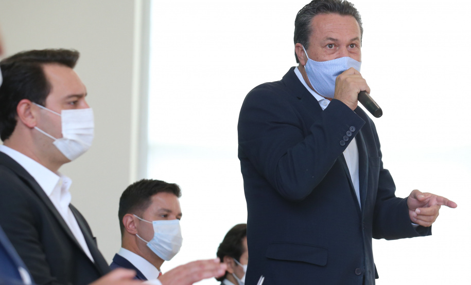 O governador Carlos Massa Ratinho Junior entrega   nesta quarta-feira (24),  29 Caminhões Pipa, Compactadores de Lixo e ColetaSeletiva,  acompanhado  do Secretário do Desenvolvimento Sustentável e do Turismo,  Marcio Nunes do Secretaria de Estado da Administração e Previdência, Marcel Micheletto   e do chefe da Casa Civil, Guto Silva.  Curitiba, 24/02/2021. Foto: Geraldo Bubniak/AEN