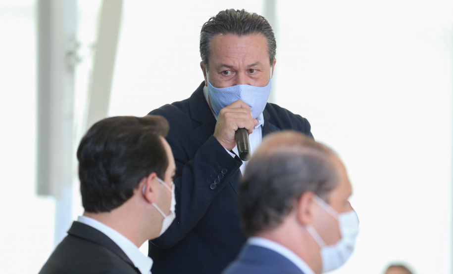 O governador Carlos Massa Ratinho Junior entrega   nesta quarta-feira (24),  29 Caminhões Pipa, Compactadores de Lixo e ColetaSeletiva,  acompanhado  do Secretário do Desenvolvimento Sustentável e do Turismo,  Marcio Nunes do Secretaria de Estado da Administração e Previdência, Marcel Micheletto   e do chefe da Casa Civil, Guto Silva.  Curitiba, 24/02/2021. Foto: Geraldo Bubniak/AEN