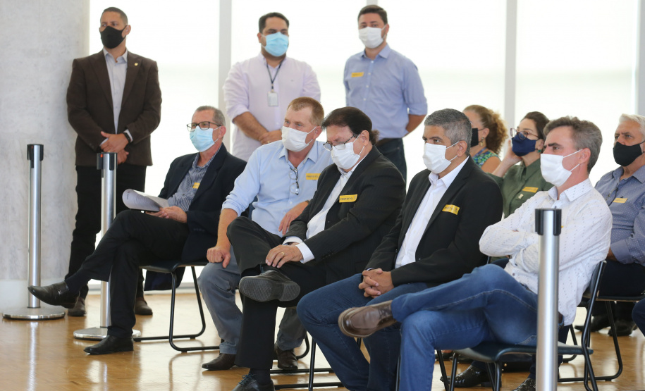 O governador Carlos Massa Ratinho Junior entrega   nesta quarta-feira (24),  29 Caminhões Pipa, Compactadores de Lixo e ColetaSeletiva,  acompanhado  do Secretário do Desenvolvimento Sustentável e do Turismo,  Marcio Nunes do Secretaria de Estado da Administração e Previdência, Marcel Micheletto   e do chefe da Casa Civil, Guto Silva.  Curitiba, 24/02/2021. Foto: Geraldo Bubniak/AEN