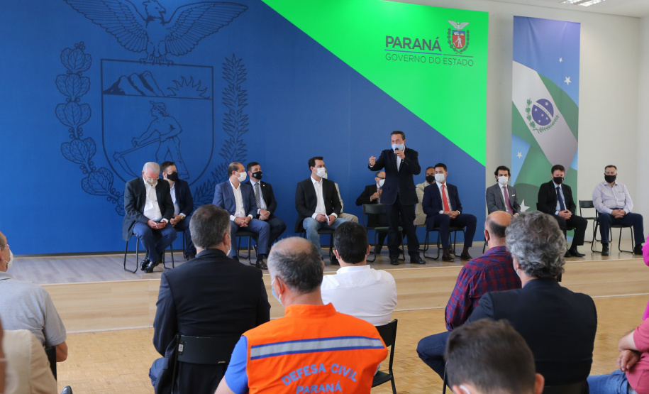 O governador Carlos Massa Ratinho Junior entrega   nesta quarta-feira (24),  29 Caminhões Pipa, Compactadores de Lixo e ColetaSeletiva,  acompanhado  do Secretário do Desenvolvimento Sustentável e do Turismo,  Marcio Nunes do Secretaria de Estado da Administração e Previdência, Marcel Micheletto   e do chefe da Casa Civil, Guto Silva.  Curitiba, 24/02/2021. Foto: Geraldo Bubniak/AEN