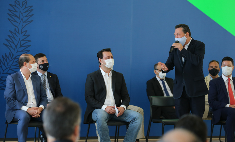 O governador Carlos Massa Ratinho Junior entrega   nesta quarta-feira (24),  29 Caminhões Pipa, Compactadores de Lixo e ColetaSeletiva,  acompanhado  do Secretário do Desenvolvimento Sustentável e do Turismo,  Marcio Nunes do Secretaria de Estado da Administração e Previdência, Marcel Micheletto   e do chefe da Casa Civil, Guto Silva.  Curitiba, 24/02/2021. Foto: Geraldo Bubniak/AEN