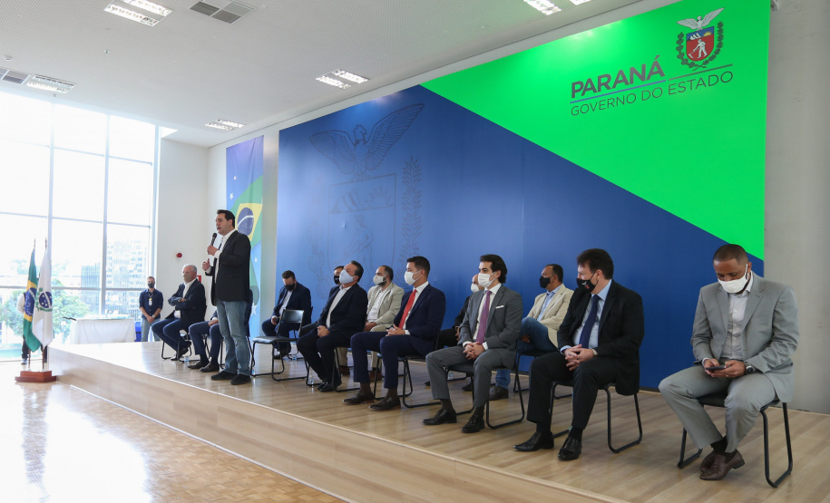 O governador Carlos Massa Ratinho Junior entrega   nesta quarta-feira (24),  29 Caminhões Pipa, Compactadores de Lixo e ColetaSeletiva,  acompanhado  do Secretário do Desenvolvimento Sustentável e do Turismo,  Marcio Nunes do Secretaria de Estado da Administração e Previdência, Marcel Micheletto   e do chefe da Casa Civil, Guto Silva.  Curitiba, 24/02/2021. Foto: Geraldo Bubniak/AEN