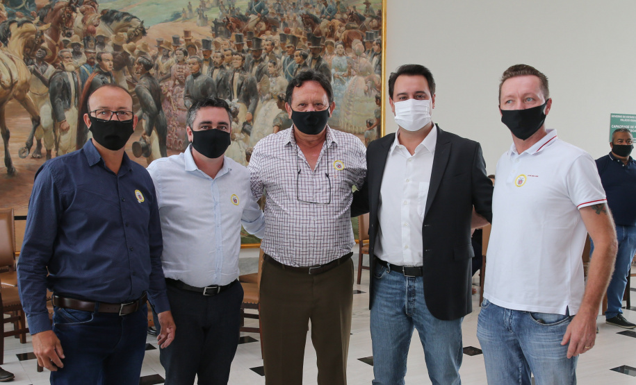 O governador Carlos Massa Ratinho Junior entrega   nesta quarta-feira (24),  29 Caminhões Pipa, Compactadores de Lixo e ColetaSeletiva,  acompanhado  do Secretário do Desenvolvimento Sustentável e do Turismo,  Marcio Nunes do Secretaria de Estado da Administração e Previdência, Marcel Micheletto   e do chefe da Casa Civil, Guto Silva.  Curitiba, 24/02/2021. Foto: Geraldo Bubniak/AEN