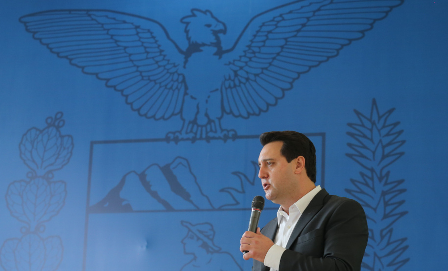 O governador Carlos Massa Ratinho Junior entrega   nesta quarta-feira (24),  29 Caminhões Pipa, Compactadores de Lixo e ColetaSeletiva,  acompanhado  do Secretário do Desenvolvimento Sustentável e do Turismo,  Marcio Nunes do Secretaria de Estado da Administração e Previdência, Marcel Micheletto   e do chefe da Casa Civil, Guto Silva.  Curitiba, 24/02/2021. Foto: Geraldo Bubniak/AEN