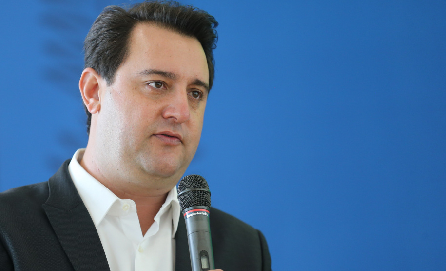 O governador Carlos Massa Ratinho Junior entrega   nesta quarta-feira (24),  29 Caminhões Pipa, Compactadores de Lixo e ColetaSeletiva,  acompanhado  do Secretário do Desenvolvimento Sustentável e do Turismo,  Marcio Nunes do Secretaria de Estado da Administração e Previdência, Marcel Micheletto   e do chefe da Casa Civil, Guto Silva.  Curitiba, 24/02/2021. Foto: Geraldo Bubniak/AEN