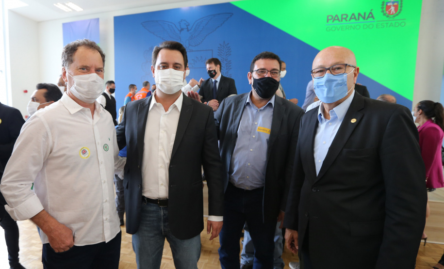 O governador Carlos Massa Ratinho Junior entrega   nesta quarta-feira (24),  29 Caminhões Pipa, Compactadores de Lixo e ColetaSeletiva,  acompanhado  do Secretário do Desenvolvimento Sustentável e do Turismo,  Marcio Nunes do Secretaria de Estado da Administração e Previdência, Marcel Micheletto   e do chefe da Casa Civil, Guto Silva.  Curitiba, 24/02/2021. Foto: Geraldo Bubniak/AEN